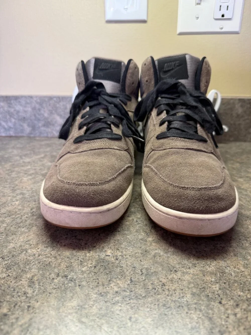 Nike Eberon Mid Basket Ball Shoe Suede Upper size 11 1/2